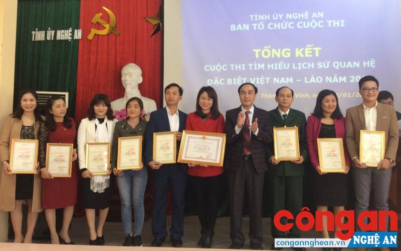 Đồng chí Trần Quốc Khánh, Phó Trưởng ban Tuyên giáo Tỉnh ủy trao giải cho các tác giả đạt giải