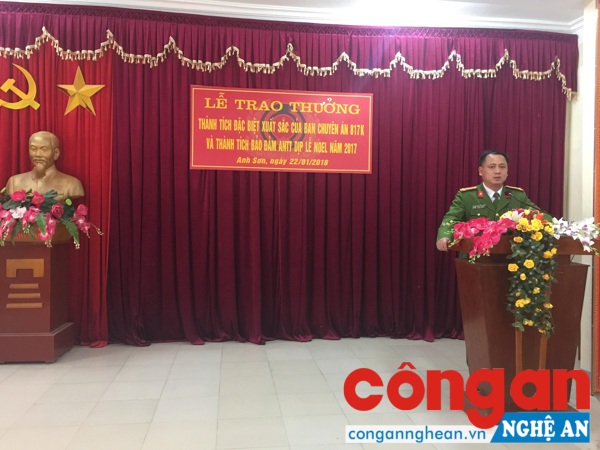 Thượng tá Nguyễn Hồng Tuyến- Trưởng Công an huyện Anh Sơn báo cáo kết quả phối hợp đấu tranh chuyên án 