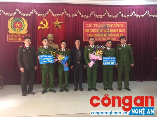 Ông Hoàng Xuân Cường- Phó Chủ tịch UBND huyện trao thưởng cho tập thể, cá nhân trong chuyên án 817K
