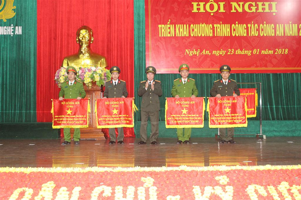 Thượng tướng Bùi Văn Nam trao Cờ thi đua của Bộ Công an cho các tập thể