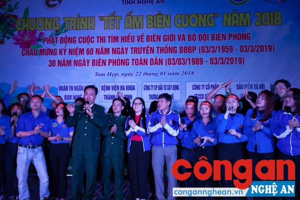 Văn nghệ chào mừng tại chương trình - Ảnh: Nguyễn Quỳnh