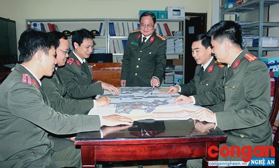 Đại tá Trần Thăng Long, Trưởng phòng Hậu cần - Kỹ thuật Công an tỉnh chỉ đạo công tác xây dựng cơ bản tại đơn vị