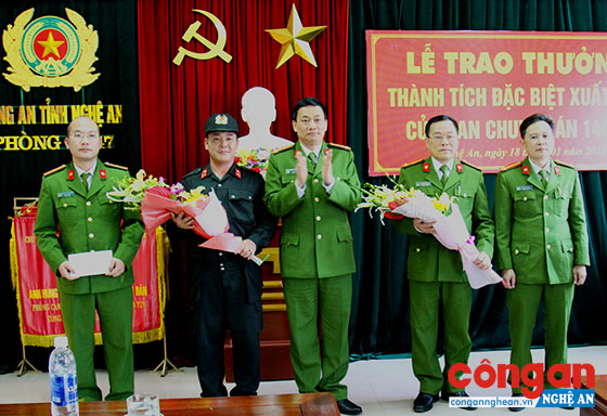 Đồng chí Đại tá Nguyễn Mạnh Hùng, Phó Giám đốc Công an tỉnh khen thưởng Ban chuyên án 1401B