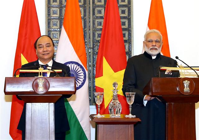 Hai Thủ tướng Việt Nam và Ấn Độ thông báo kết quả sau hội đàm. Ảnh: VGP/Quang Hiếu