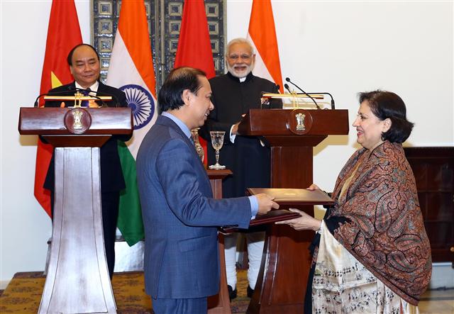 Thủ tướng Nguyễn Xuân Phúc và Thủ tướng Narendra Modi chứng kiến lễ ký văn kiện hợp tác giữa một số bộ ngành của hai nước. Ảnh: VGP/Quang Hiếu