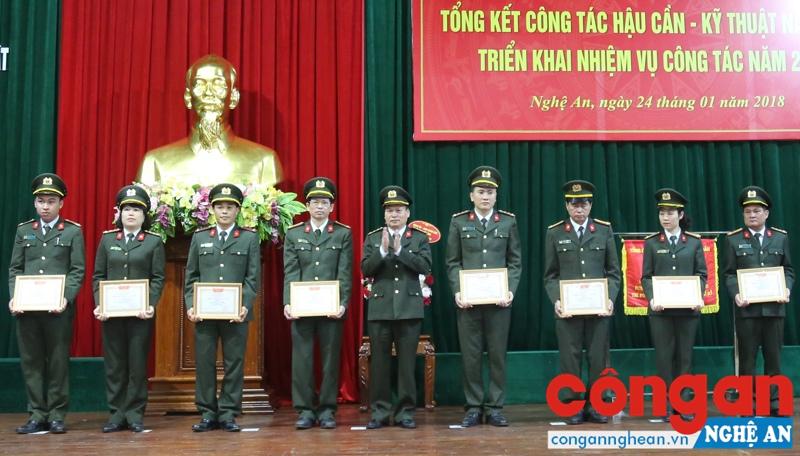 Đồng chí Đại tá Nguyễn Đình Dung, Phó Giám đốc Công an tỉnh tặng Giấy khen cho các cá nhân.