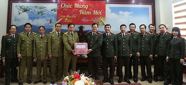 Đồng chí Thượng tá Phết Xỏn In Su Phăn, Phó Giám đốc Công an tỉnh Hủa Phăn nước bạn Lào chúc Tết Công an tỉnh Nghệ An
