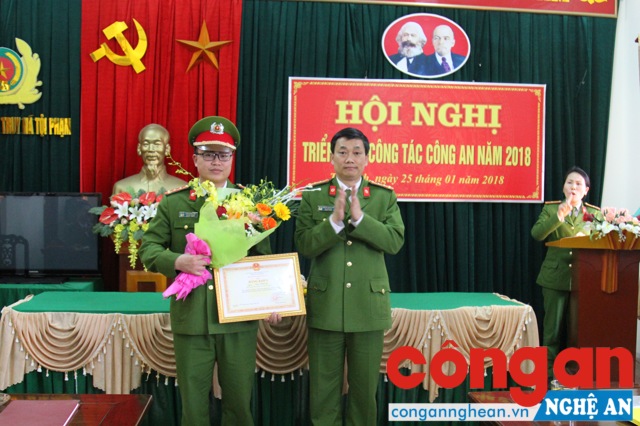 Đồng chí Đại tá Nguyễn Mạnh Hùng - Phó giám đốc Công an tỉnh trao tặng Bằng khen của Bộ trưởng Bộ Công an cho cá nhân đạt thành tích xuất sắc trong đấu tranh PCTP