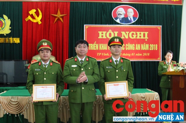 Đồng chí Thượng tá Nguyễn Thành Trung - Phó trưởng Phòng trao tặng Giấy khen cho 2 cá nhân đạt danh hiệu Chiến sĩ thi đua