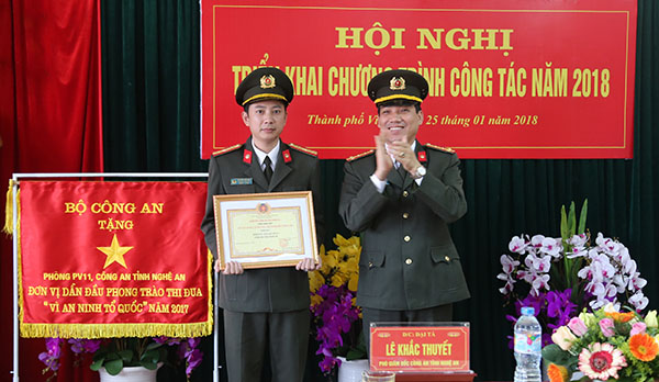 Đồng chí Đại tá Lê Khắc Thuyết, Phó Giám đốc Công an tỉnh trao danh hiệu “Đơn vị văn hóa, gương mẫu chấp hành nghiêm điều lệnh CAND năm 2017” cho đơn vị Phòng Tham mưu.