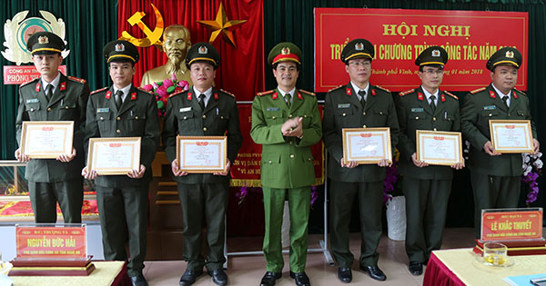 Đồng chí Thượng tá Nguyễn Đức Hải, Phó Giám đốc Công an tỉnh Trao danh hiệu “Chiến sỹ thi đua cơ sở” cho các cá nhân.