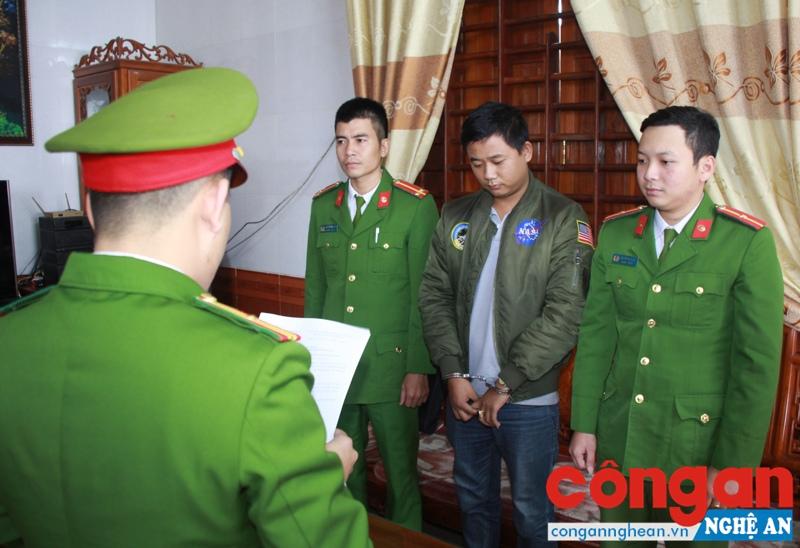 Công an huyện Hưng Nguyên đọc lệnh bắt tạm giam đối với đối tượng bạo hành cha đẻ tại nhà riêng