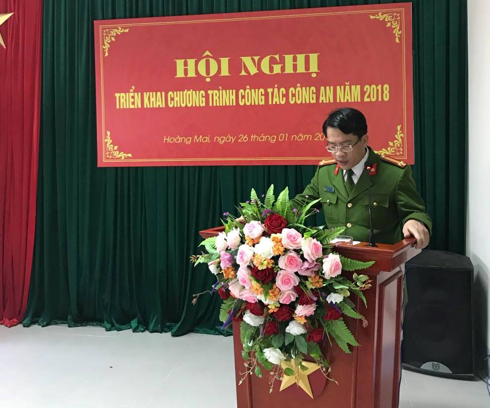 Đ/c Trung tá Nguyễn Bình Hà, Trưởng Công an thị xã phát biểu tại hội nghị