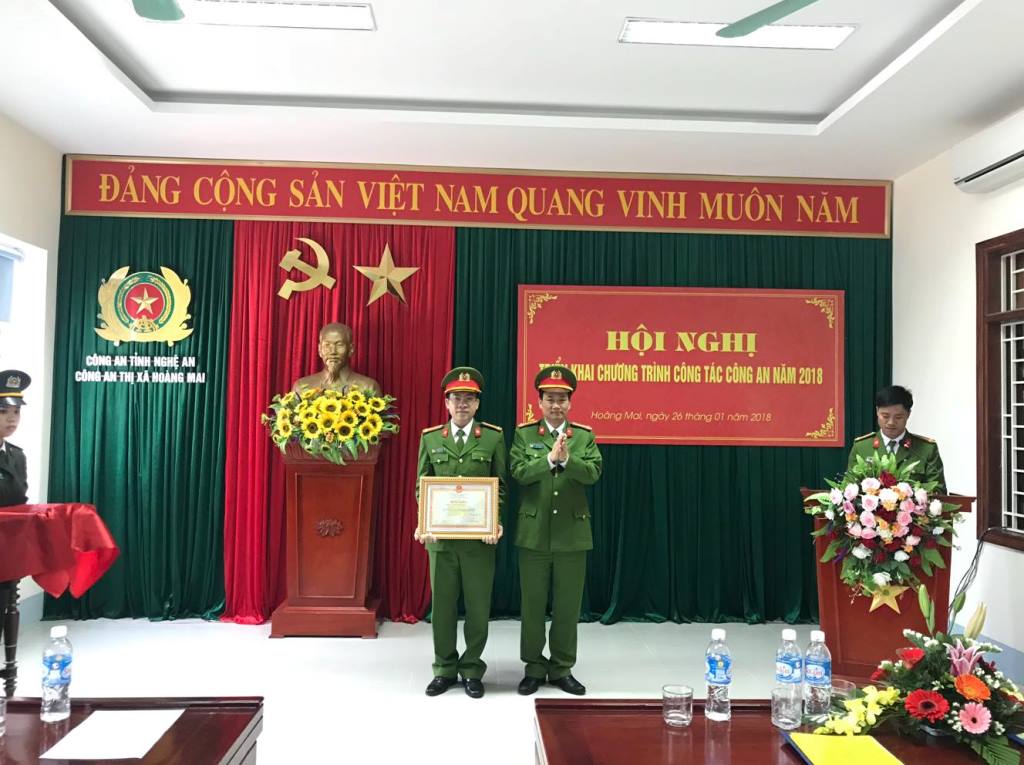 Đ/c Đại tá Nguyễn Mạnh Hùng - Phó Giám đốc CA tỉnh trao Bằng khen của Bộ Công an vì có thành tích xuất sắc trong công tác đấu tranh phòng chống tội phạm