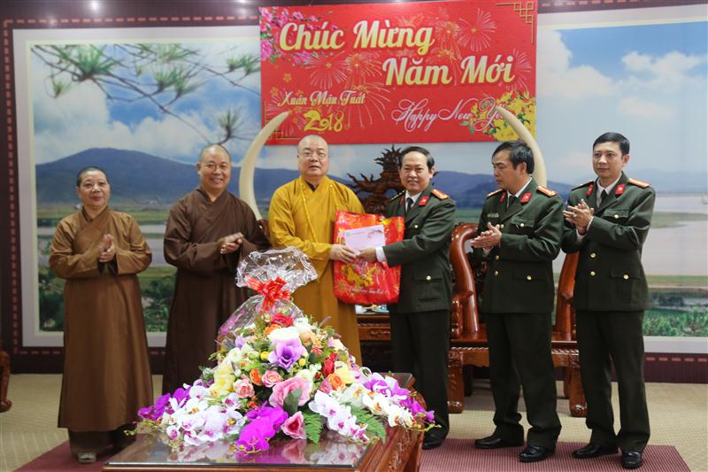 Hòa Thượng – Thích Thanh Nghĩa tặng quà cho CA tỉnh Nghệ an   