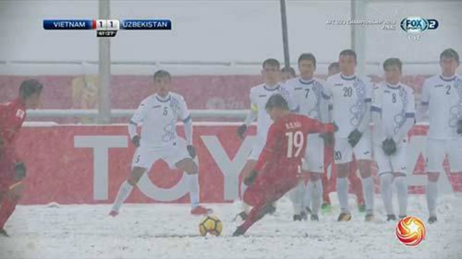 Quang Hải sút phạt đỉnh cao gỡ hòa cho U23 Việt Nam trong bão tuyết trước U23 Uzbekistan ở Thường Châu (Trung Quốc)