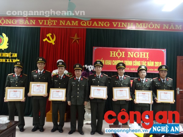 Đại tá Nguyễn Tiến Dần trao Giấy khen cho các cá nhân có thành tích xuất sắc trong năm 2017 
