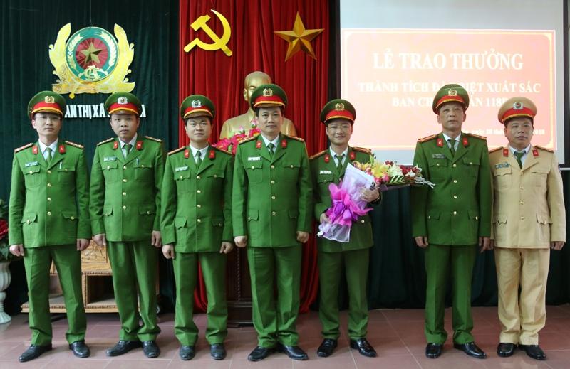 Đồng chí Đại tá Nguyễn Mạnh Hùng, Phó Giám đốc Công an tỉnh trao thưởng cho Ban chuyên án