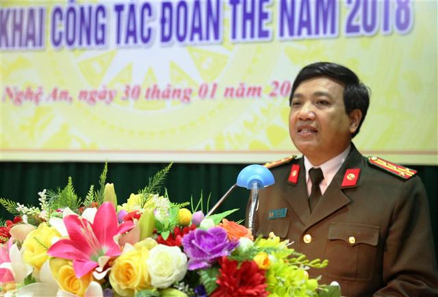 Đồng chí Đại tá Hồ Văn Tứ, Phó Bí thư Đảng ủy, Phó Giám đốc Công an tỉnh phát biểu tại Hội nghị. 