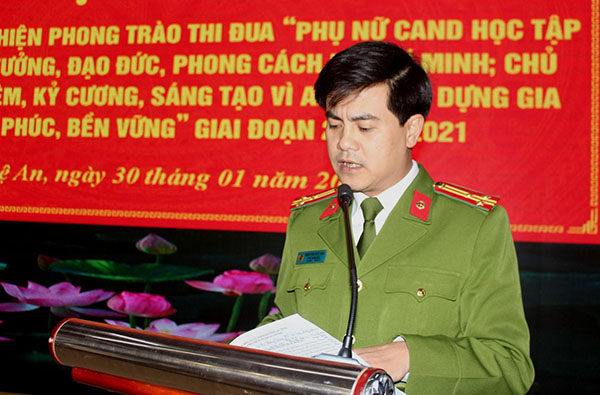 Thượng tá Nguyễn Đức Hải, Phó Giám đốc Công an tỉnh nhấn mạnh những giải pháp cần tập trung thực hiện trong phụ nữ Công an Nghệ An.