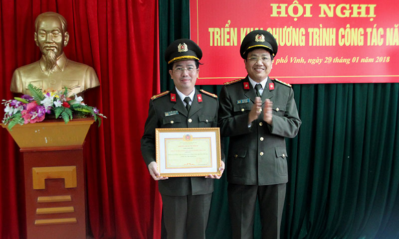 Đồng chí Đại tá Hồ Văn Tứ, Phó Giám đốc Công an tỉnh trao danh hiệu đơn vị văn hóa kiểu mẫu về điều lệnh CAND cho tập thể phòng công tác Đảng và công tác quần chúng.