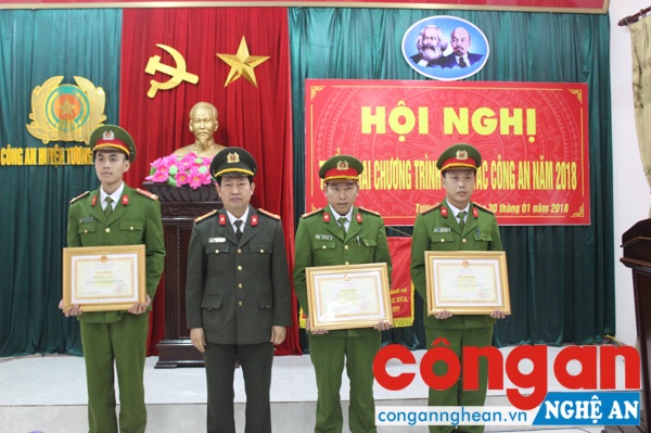 Thừa ủy quyền, đồng chí Nguyễn Tiến Dàn trao các danh hiệu thi đua cho tập thể, cá nhân công an huyện