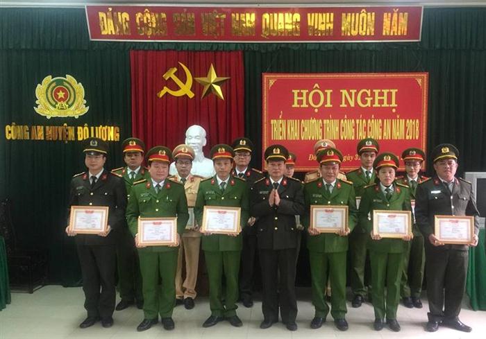 Đại tá Nguyễn Đình Dung, Phó Giám đốc Công an tỉnh khen thưởng cho các cá nhân có thành tích xuất sắc trong công tác chiến đấu
