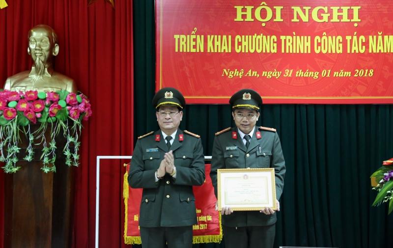 Đồng chí Đại tá Nguyễn Hữu Cầu, Giám đốc Công an tỉnh trao Danh hiệu Đơn vị kiểu mẫu về văn hóa, điều lệnh CAND năm 2017 cho phòng PX15