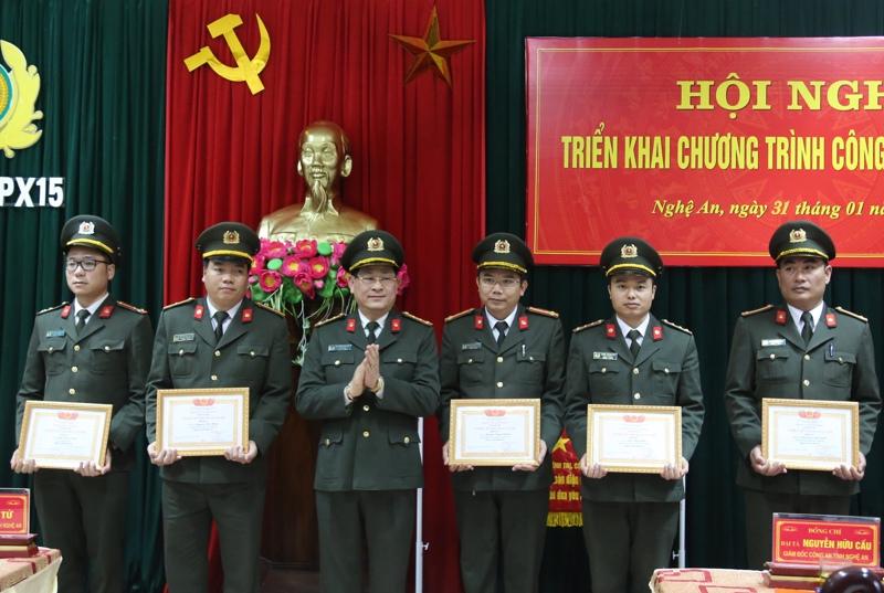 Đồng chí Đại tá Nguyễn Hữu Cầu, Giám đốc Công an tỉnh trao danh hiệu Chiến sỹ thi đua cấp cơ sở năm 2017 cho cán bộ phòng PX15