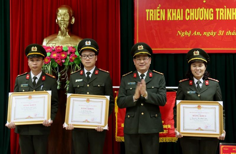 Trao tặng bằng khen của UBND tỉnh Nghệ An cho các CBCS đạt huy chương vàng ở cuộc thi Truyền hình Công an Nhân dân