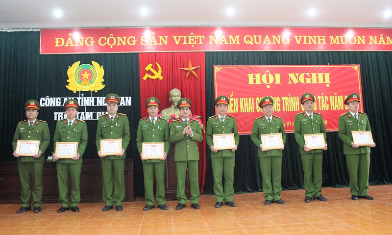 Thượng tá Nguyễn Đức Hải trao Bằng khen cho các cá nhân có thành tích xuất sắc