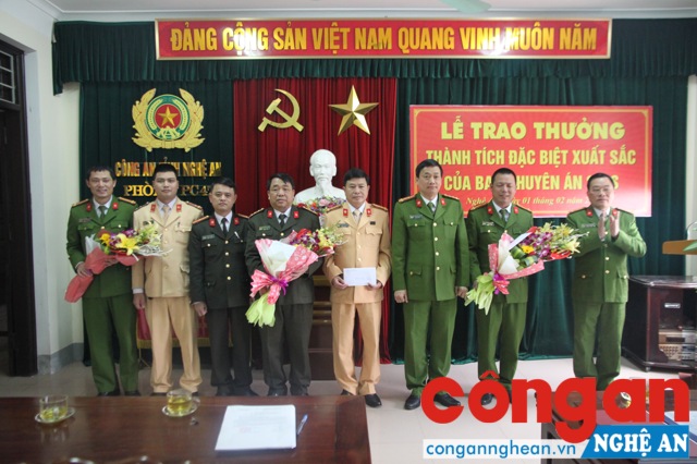 Đồng chí Đại tá Nguyễn Mạnh Hùng – Phó giám đốc Công an tỉnh trao thưởng cho Ban chuyên án 218S