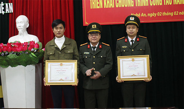 Trao tặng bằng khen của UBND tỉnh Nghệ An cho 2 đồng chí đạt huy chương vàng tại cuộc thi Truyền hình Công an Nhân dân