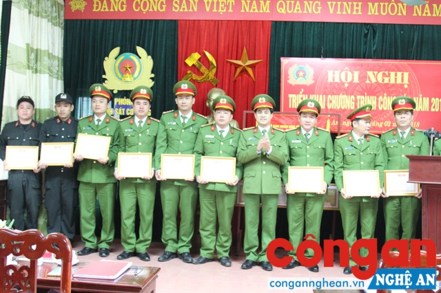 Đồng chí Thượng tá Nguyễn Đức Hải - Phó giám đốc Công an tỉnh  trao tăng Giấy khen cho các cá nhân đạt danh hiệu Chiến sĩ thi đua cơ sở