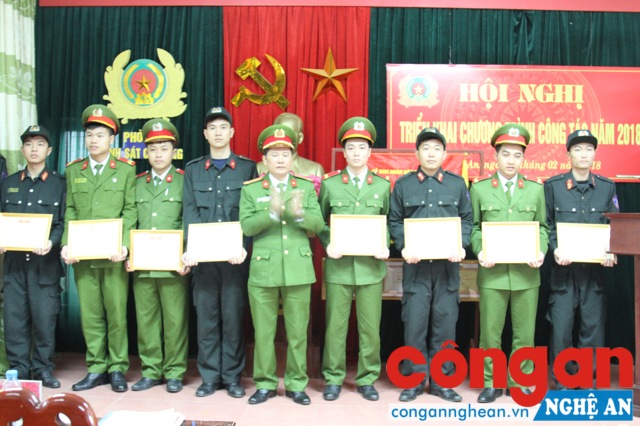 Trung tá Hồ Nam Long - Trưởng phòng CSCĐ trao tặng Giấy khen cho các cá nhân đạt danh hiệu Chiến sĩ thi đua cơ sở