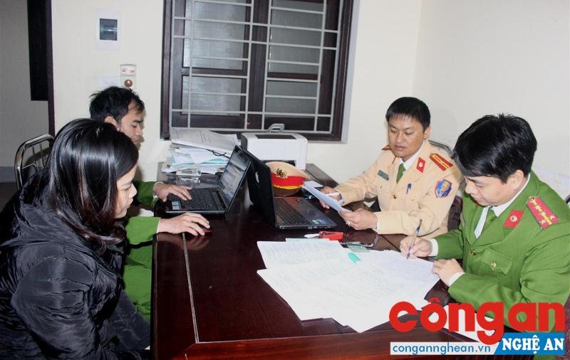 Tổ công tác lấy lời khai của Nguyễn Thị Tùng