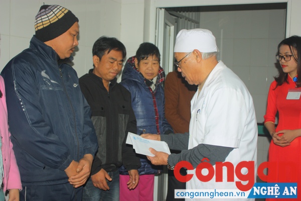 ông Phạm Văn Diễn, Giám đốc bệnh viện đa khoa 115 trao quà cho các bệnh nhân