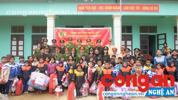 Đoàn Công an huyện Nam Đàn chụp ảnh lưu niệm với các em học sinh