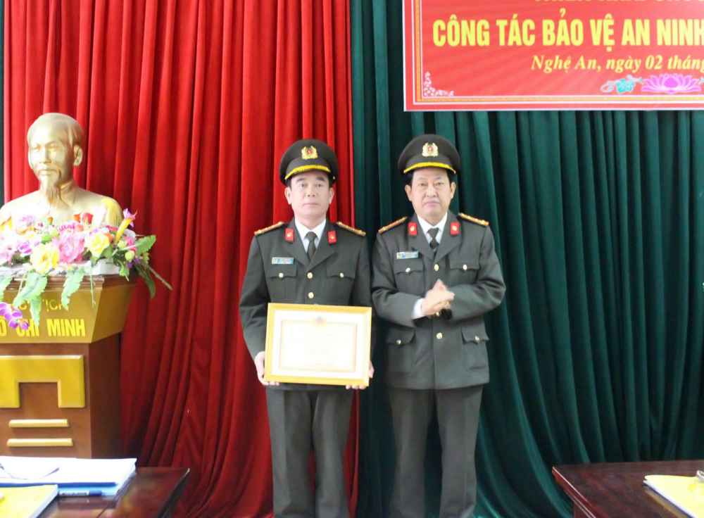 Đại tá Nguyễn Tiến Dần, Phó Giám đốc Công an tỉnh  tặng Giấy khen Giám đốc Công an tỉnh về thành tích 3 năm liền đạt Danh hiệu Đơn vị văn hóa gương mẫu chấp hành điều lệnh CAND
