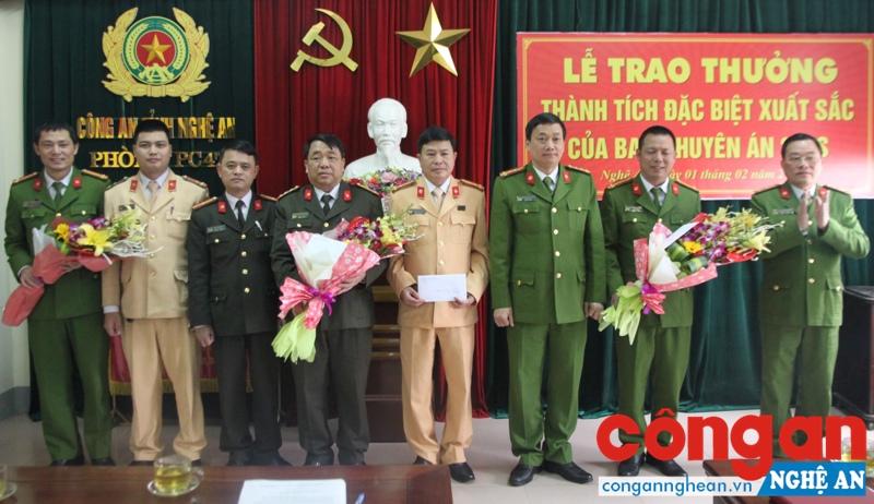 Đồng chí Đại tá Nguyễn Mạnh Hùng, Phó Giám đốc Công an tỉnh khen thưởng Ban chuyên án 218S