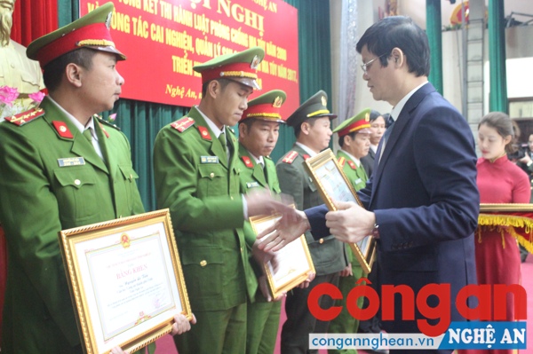 Trao Bằng khen cho 12 cá nhân có thành xuất sắc trong việc triển khai, thực hiện nhiệm vụ cai nghiện và quản lý sau cai nghiện ma túy trên địa bàn tỉnh Nghệ An, năm 2017