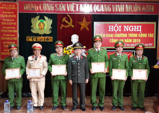 Đồng chí Đại tá Nguyễn Tiến Dần, Phó Giám đốc Công an tỉnh trao Giấy khen                        cho các tập thể, cá nhân đạt thành tích xuất sắc trong năm 2017