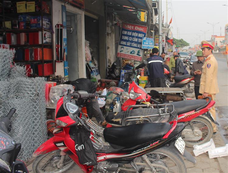 Trên một số đoạn đường ở các khối 1, 5, 6, 7, thị trấn Cầu Giát, huyện Quỳnh Lưu, người dân vẫn bày bán hàng, tập kết vật liệu; đặt biển quảng cáo vi phạm lấn chiếm lòng đường, vỉa hè gây cản trở giao thông