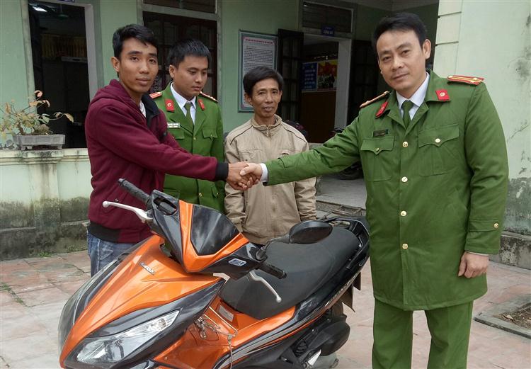  Công an phường Quang Tiến trao trả xe máy                 cho anh Phạm Ngọc Minh 