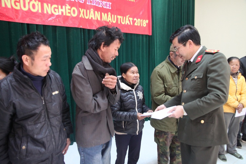 Thượng tá Nguyễn Văn Hùng - Trưởng Phòng PX15 trao quà cho bà con
