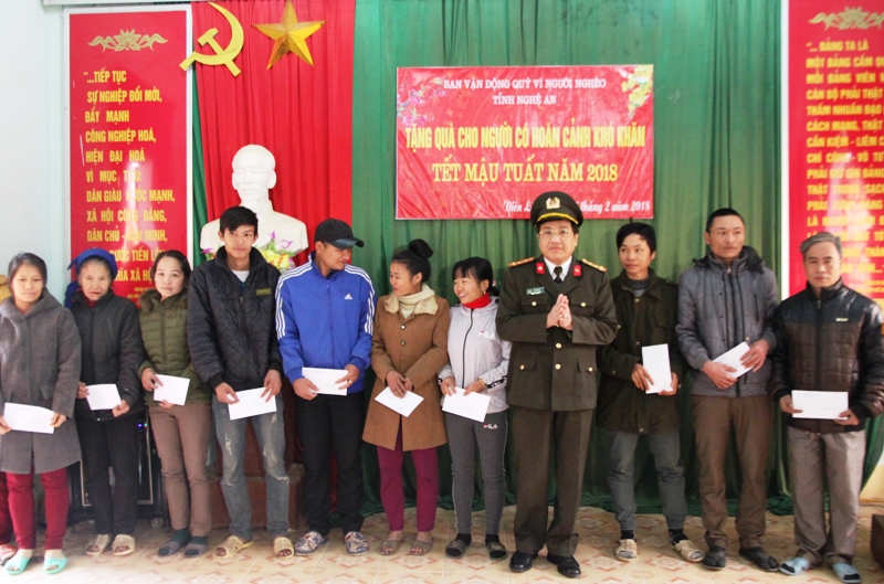 Đại tá Hồ Văn Tứ Phó Giám đốc Công an tỉnh thay măt Ban vận động Quỹ vì người nghèo tỉnh Nghệ An, trao 35 suất qùa cho các hộ gia đình tại xã Diên Lãm