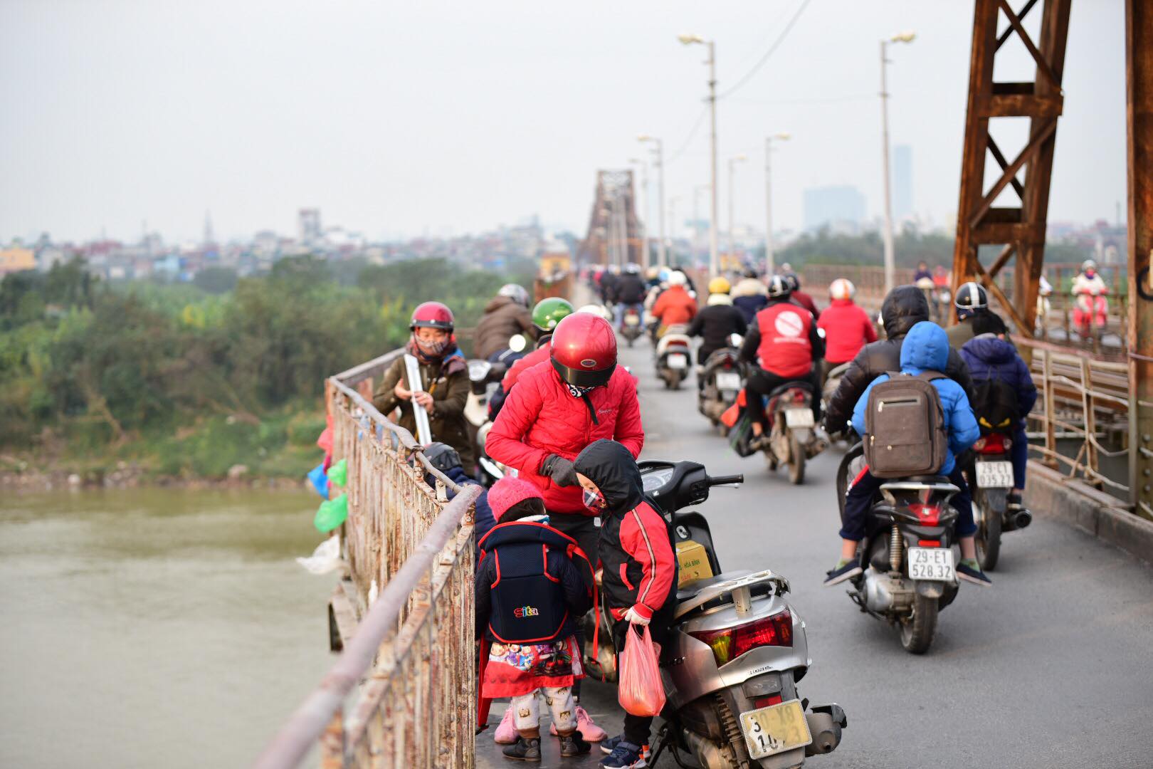 Hàng trăm người dân thả cá xuống sông Hồng từ trên cầu