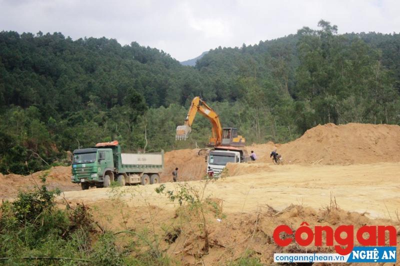 Lợi dụng chủ trương cải tạo vườn đồi, hộ gia đình ở xóm 10, xã Nghi Mỹ, huyện Nghi Lộc đã khai thác bán đất ra ngoài