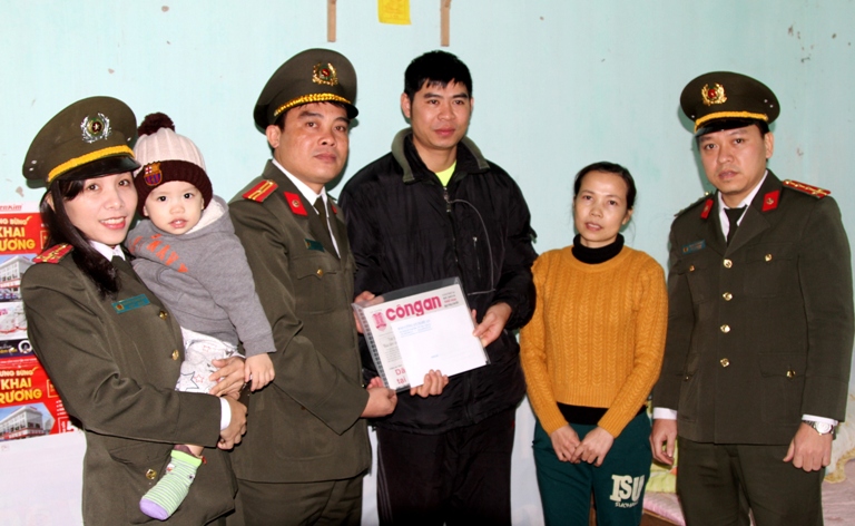Công an các đơn vị, địa phương đã tổ chức thăm hỏi, tặng quà các gia đình có hoàn cảnh khó khăn trong và ngoài lực lượng Công an Nghệ An.