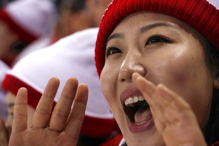 Một thành viên đội cổ động của Triều Tiên đang hò hét tại một trận đấu thể thao của Olympic mùa Đông 2018.